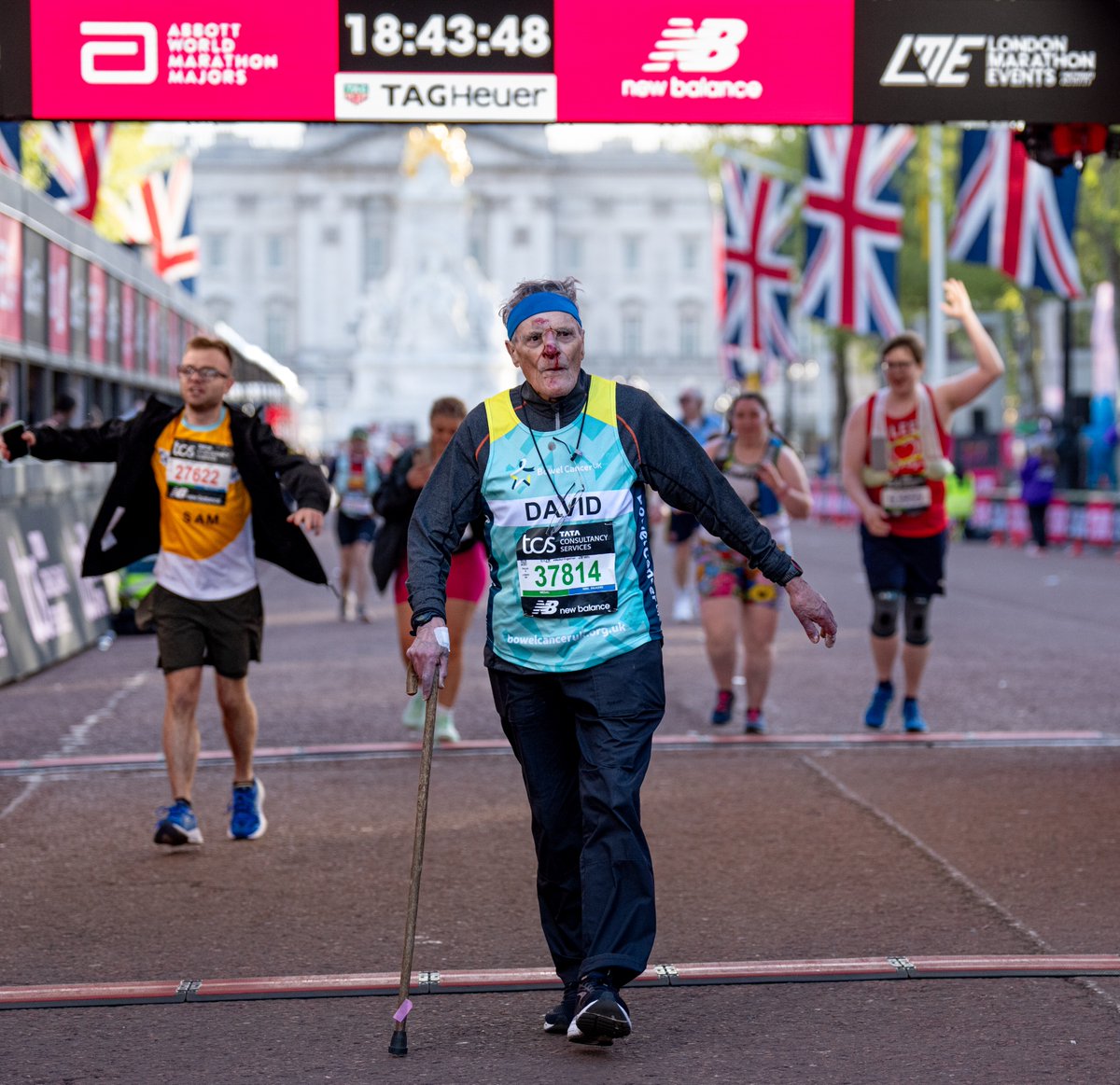 An amazing story at the London Marathon 🙏 David Picksley, with the help of a walking stick, completed the 26.2 mile course in an amazing 7:57:15 🇬🇧 The 91-year-old finished on Sunday despite falling on a bump in the road at 15 miles and suffering a bloody nose 🤯 📸…