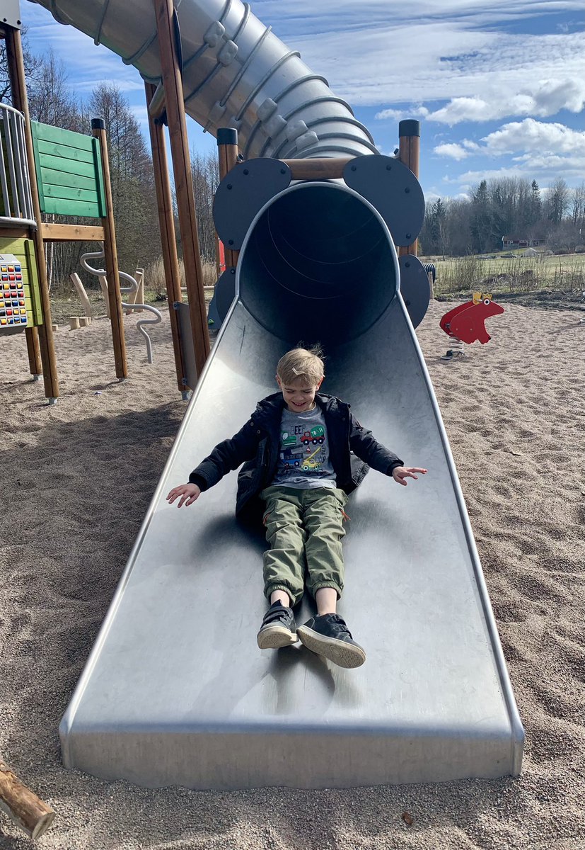 fridelina_music's tweet photo. The sun's golden rays have returned, beckoning us to dance and play in the warmth of spring once more. 🛝☀️🌷 #SpringJoys https://t.co/IyRecIXPoz
