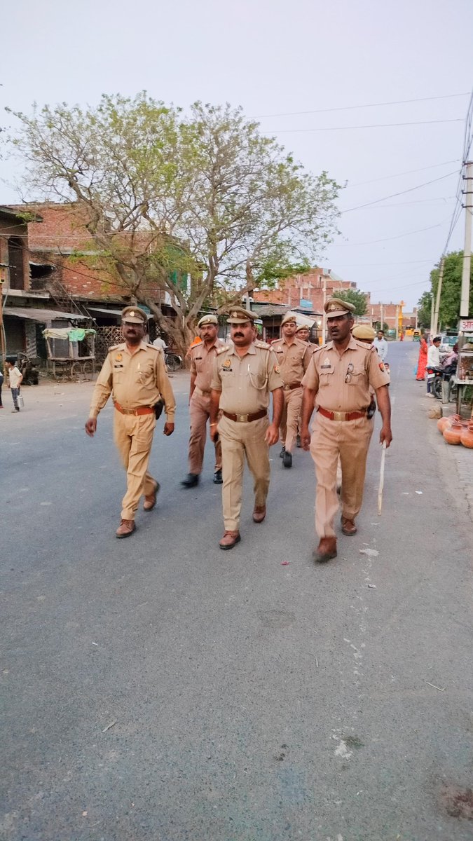 #Etawahpolice 
#Footpatrolling
आगामी त्योहार,लोकसभा निर्वाचन-2024 के दृष्टिगत SSP इटावा के निर्देशन में जनपद में शांति,कानून व्यवस्था को सुदृढ़ बनाये रखने हेतु थाना भरथना पुलिस द्वारा थाना क्षेत्रांतर्गत पैदल गस्त एवं लोगों से संवाद कर उनको सुरक्षा के प्रति आश्वस्त किया गया।