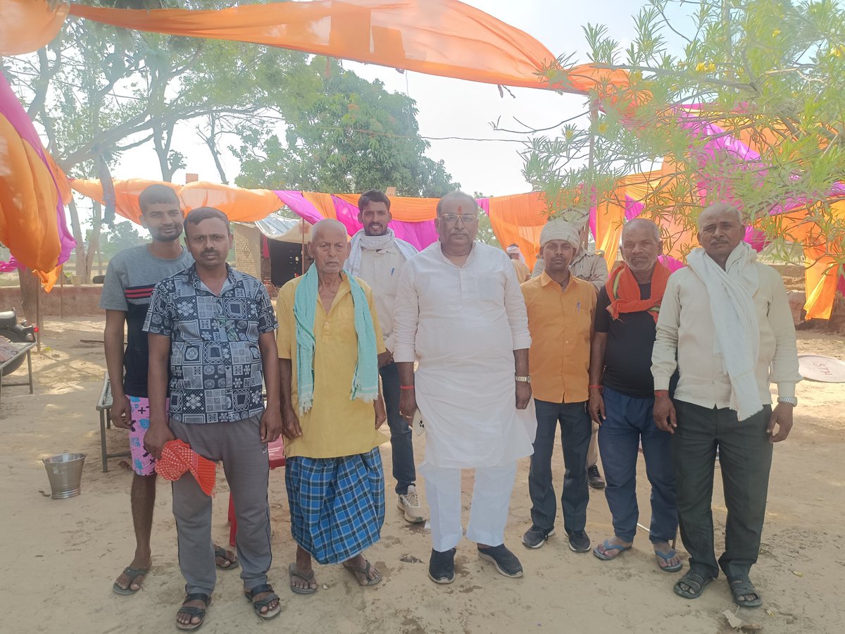 spmtdeoria's tweet photo. देवरिया के ग्राम सभा खोराराम, चंद्रिका प्रधान के टोले पर श्री अमला यादव जी के यहां श्री श्यामलाल जी की सुपुत्री के शुभ विवाह में पहुँच कर अपनी शुभकामनाएं दिया। https://t.co/22F6aAG8Sc
