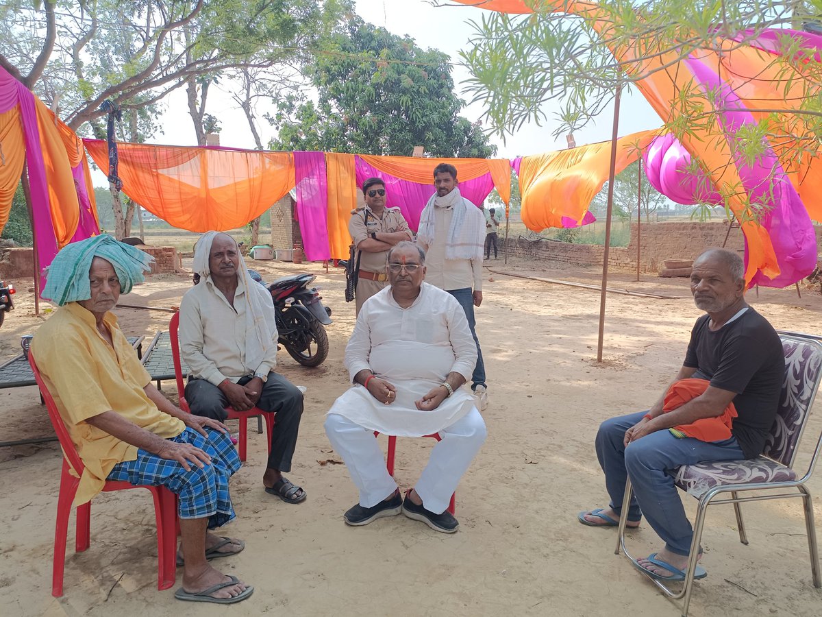 spmtdeoria's tweet photo. देवरिया के ग्राम सभा खोराराम, चंद्रिका प्रधान के टोले पर श्री अमला यादव जी के यहां श्री श्यामलाल जी की सुपुत्री के शुभ विवाह में पहुँच कर अपनी शुभकामनाएं दिया। https://t.co/22F6aAG8Sc