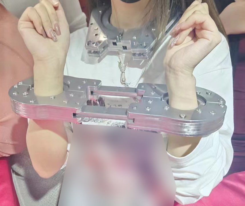 上周末的API是半弦超重型系列产品的首次亮相，没想到这么多人的喜欢，首批产品全数卖光！！

想看看还有多少人有兴趣，数量多考虑再开一批，精工细作生产较慢，一批产能16件，有兴趣的朋友请联系我！

6层钢板精工制作，项圈、手/脚铐可组合使用，新概念禁锢枷锁。 https://t.co/D7h55XPeKy