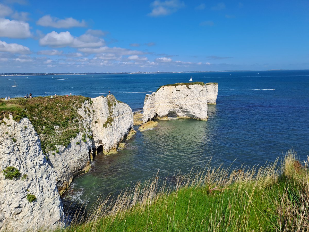 I loved exploring the Dorset coast, there are some beautiful places for dog walks here.

raysofadventure.com/best-dog-walks…

#dog #dogwalk #walking #Dorset #sea #beach #uk #Travel