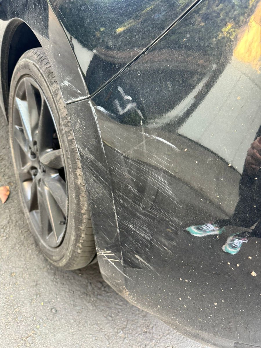yojlcd's tweet photo. @LaSEMOVI @SSPCMexico @c4jimenez @C5_CDMX esta persona se fue sin pagar; hace unos 10 minutos le pegó a mi coche, no quise presionarla ni estresar a mi hija, le pedí amablemente que se detuviera pero se dio a la fuga y me pintó dedo jaja.  

Ayúdenme a localizarla, ¡por favor! https://t.co/LRhlJXEjVC