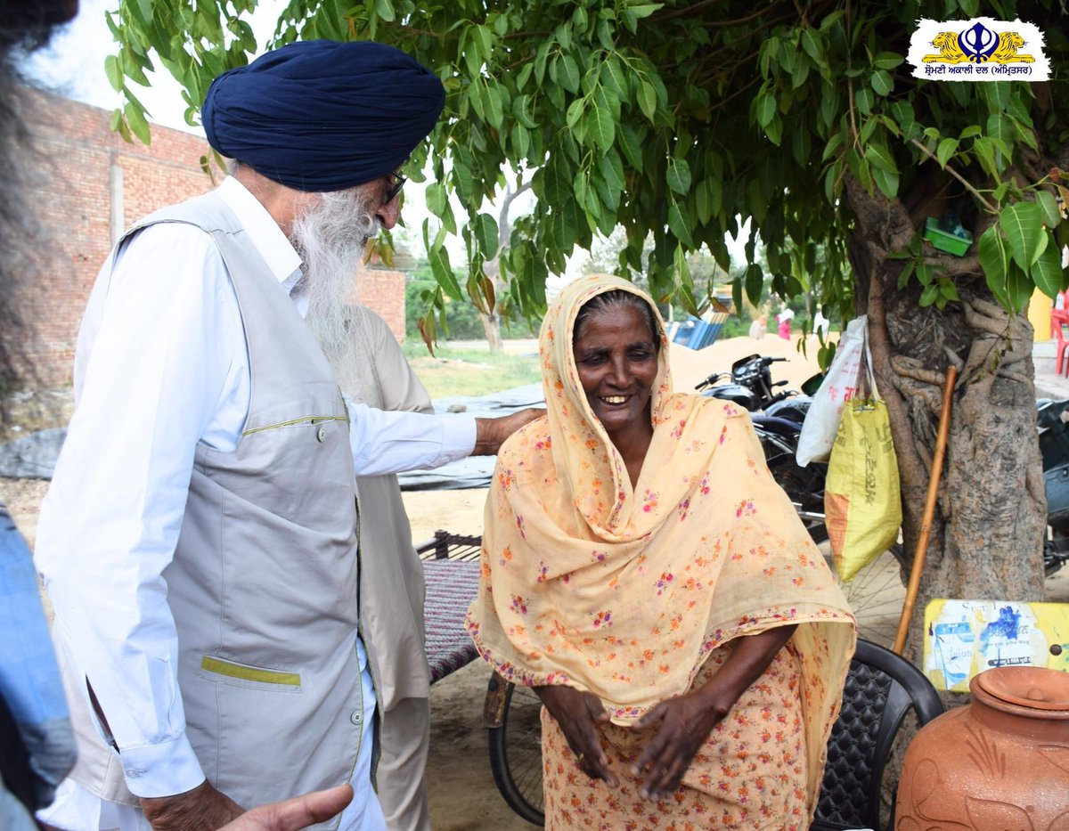 Exactly the ‘less talk all action’ approach of @SimranjitSADA that Sangrurians love him so much for. Visited Bhadaur grain market, listened to the issues and put into practice their demands by referring them to DC Barnala on the spot.