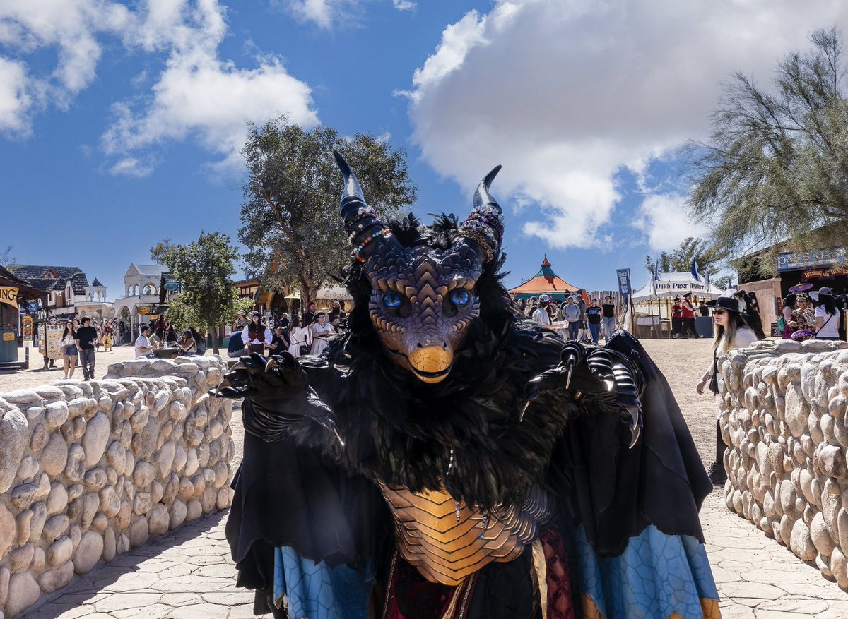 It’s #traveltuesday and we’re making new friends at the annual #arizonarenaissancefestival in #goldcanyonarizona. #azrenfest #renfaire #azrenaissancefestival #azrenfaire #renaissancecostume #travelwritersuniversity #ifwtwa1 @ifwtwa1