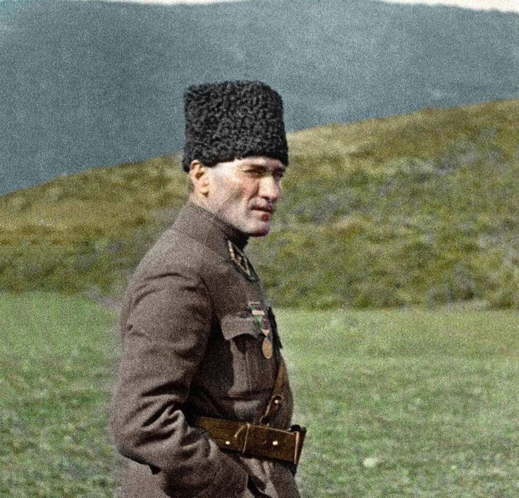 'Doğu'da beklenmedik bir millî kahramanın, Mustafa Kemal'in, I. Dünya Savaşı galibi İngiliz İmparatorluğu karşısına çıkması, İngiltere'de geneloyunu şaşırtmıştı. Sevres Antlaşması uygulanamıyor; İngiliz İmparatorluğu, Mustafa Kemal karşısında iradesini yürütemiyordu.'