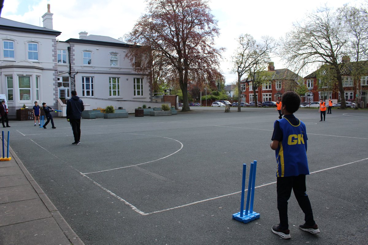 stmarys_college's tweet image. 📸 Year 8 enjoying the sunshine during their PE lesson today! 🏏

#sunshine #exerciseoutside #enjoyingthesunshine #physicaleducation