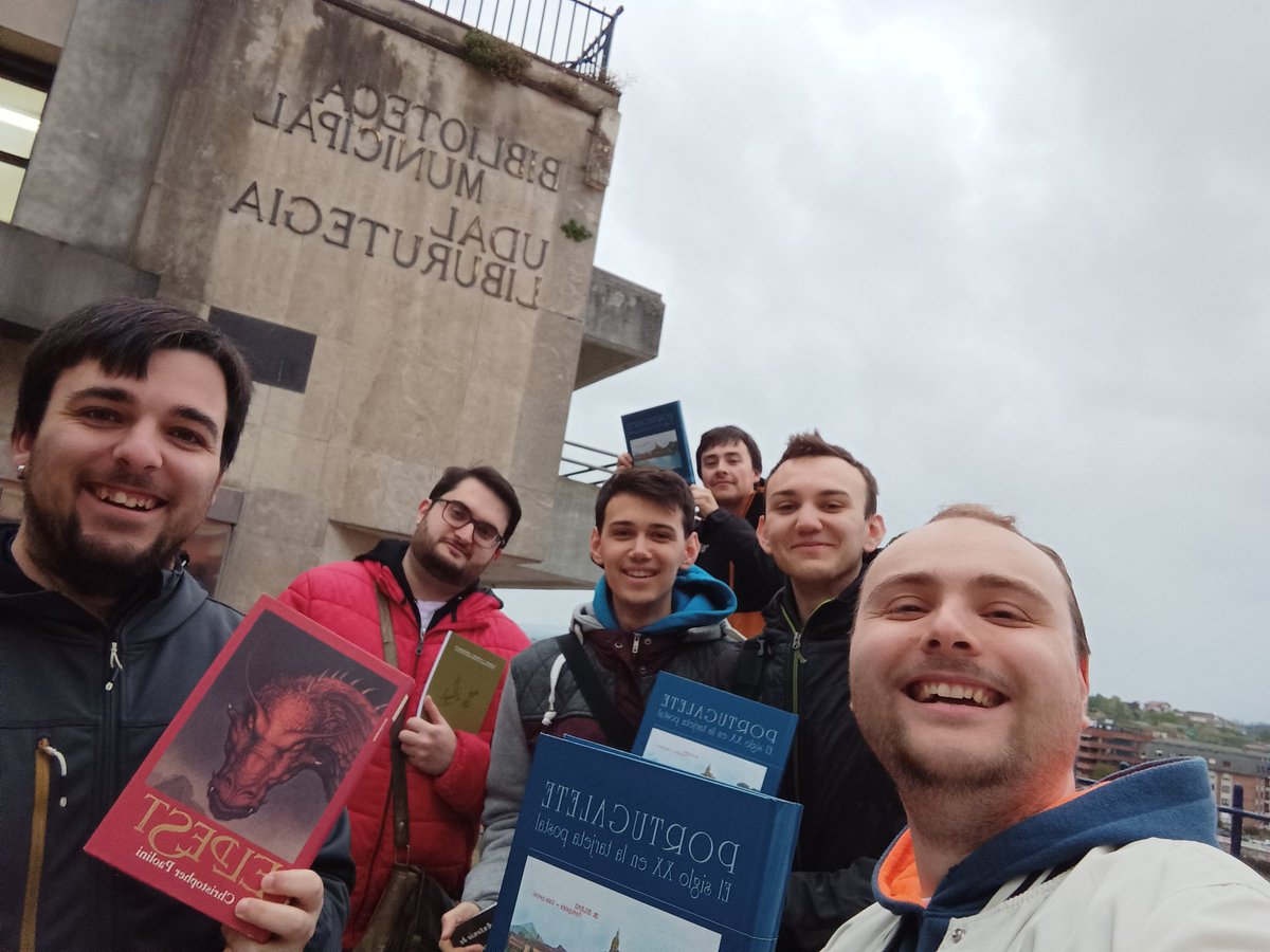 ¡Feliz Día del Libro a tod@s los amantes de la lectura! 📚 Como cada año, la biblioteca municipal de Portugalete regala libros para fomentar la cultura. Nosotros nos hemos acercado a por un ejemplar, que mayoritariamente, se han centrados en nuestra Noble Villa. #DíaDelLibro 🌹📚