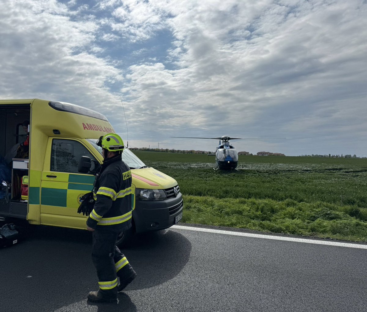 🚑 Po DN u Turska jsme měli v péči 4 lidi. Muže s mnohočetným poraněním jsme po ošetření 🚑-> UVN, druhého středně těžce zraněného 🚑 -> FNM, nezletilou pacientku, u které měl lékař podezření na vnitřní krvácení 🚁-> FNM a čtvrtého pacienta jsme vezli k dalšímu vyšetření🚑-> FNM.