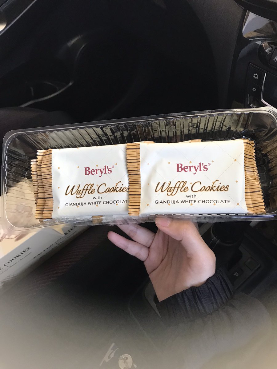 fahsyhh's tweet photo. Benda sedap taknak gatekeep hihi. 

Rasa white chocolate from beryl's waffle cookies ni rich gila. Thanks kawan perkenalkan i dengan benda alah ni. https://t.co/4QeBDwn2Fz