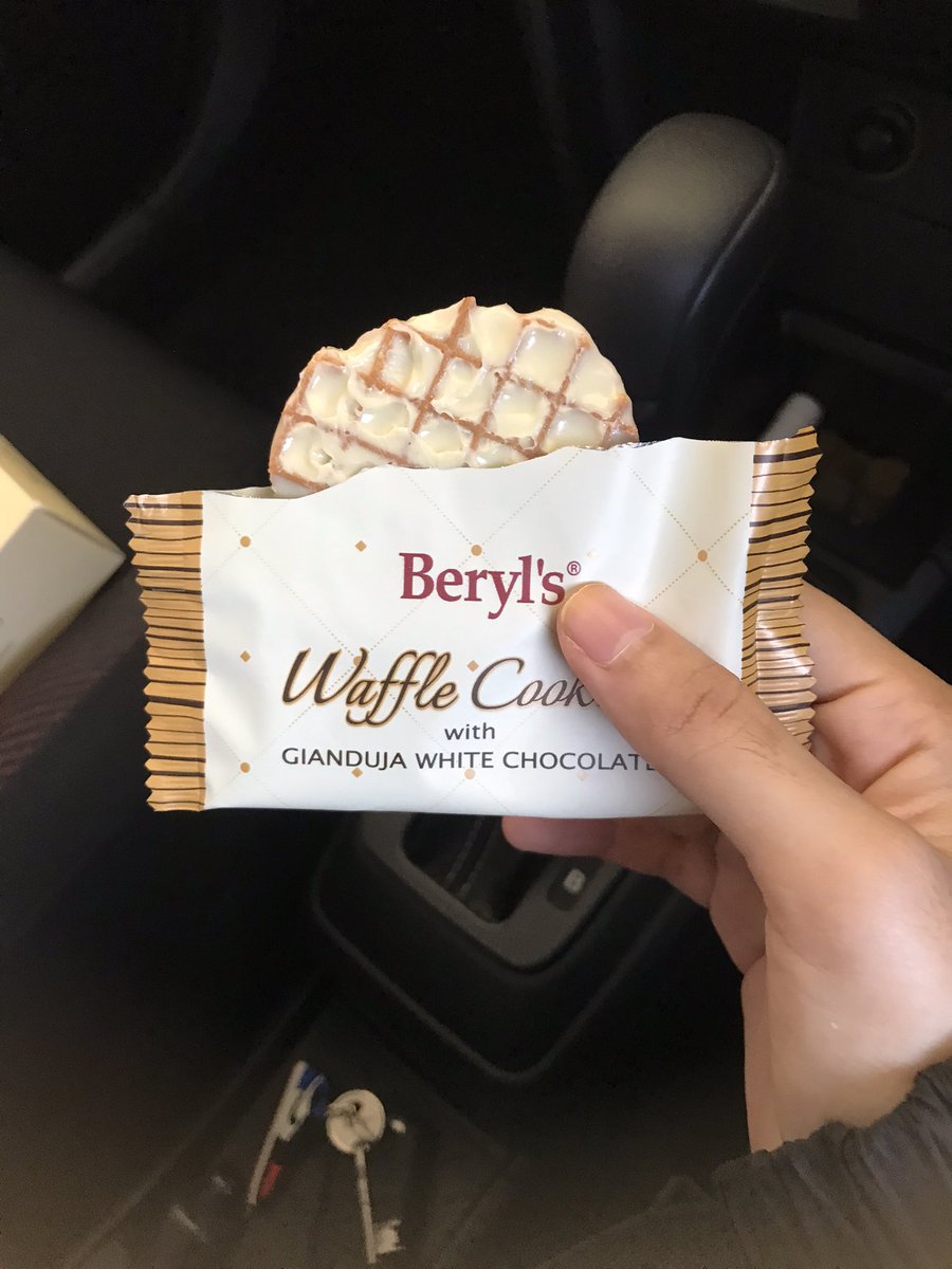 fahsyhh's tweet photo. Benda sedap taknak gatekeep hihi. 

Rasa white chocolate from beryl's waffle cookies ni rich gila. Thanks kawan perkenalkan i dengan benda alah ni. https://t.co/4QeBDwn2Fz