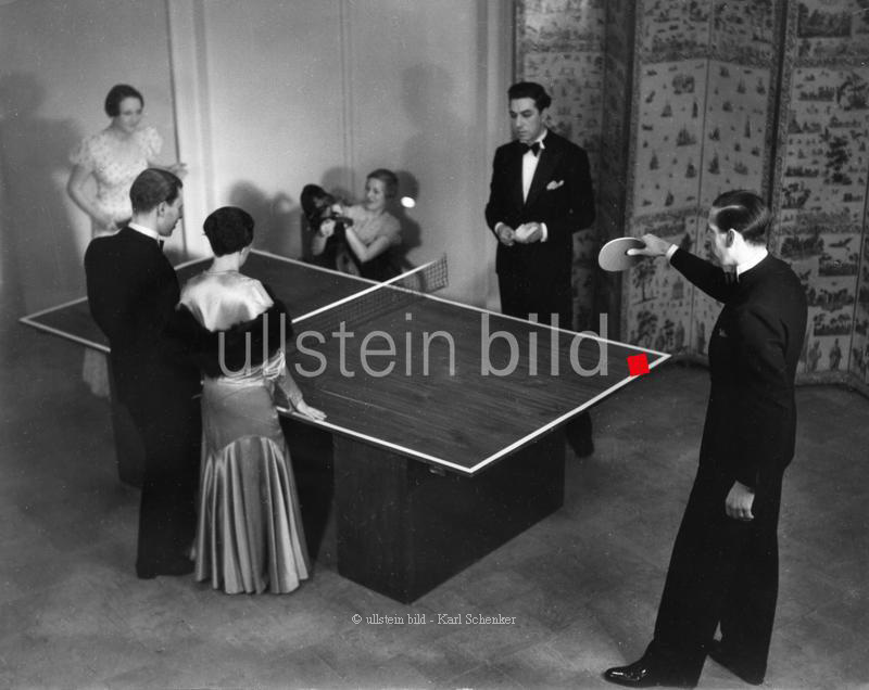 ullsteinbild's tweet photo. "Vielfalt und Inklusion" ,
das Motto heute am Welttischtennistag.
Tischtennis als Symbol für Gleichheit und Respekt.
1) TT-Gesellschaft in Abendgarderobe 1932
2) 2 TT-Schläger
3) TT spielender Junge
4) Timo Boll
#ullsteinbild #WorldTableTennisDay #photography #Inklusion https://t.co/O7qN10ZhG5