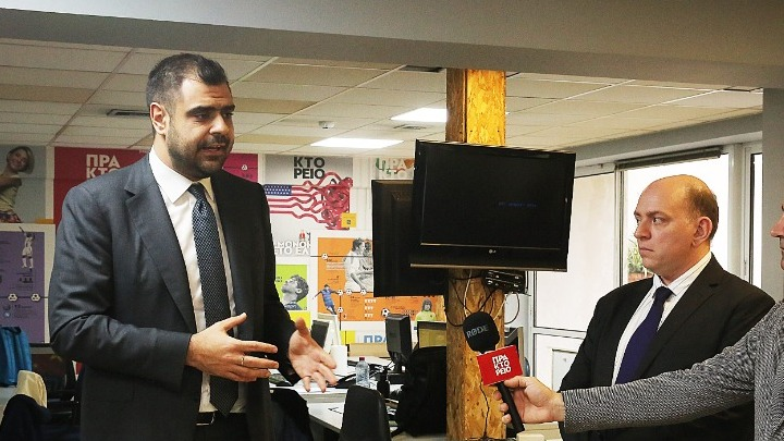 amna_news's tweet photo. Επίσκεψη του @pavlmarin στο ΑΠΕ- ΜΠΕ: «Η λέξη που χαρακτηρίζει το Αθηναϊκό και Μακεδονικό Πρακτορείο Ειδήσεων είναι η αξιοπιστία»

https://t.co/480zOM2oDa https://t.co/pjmiatsXyE