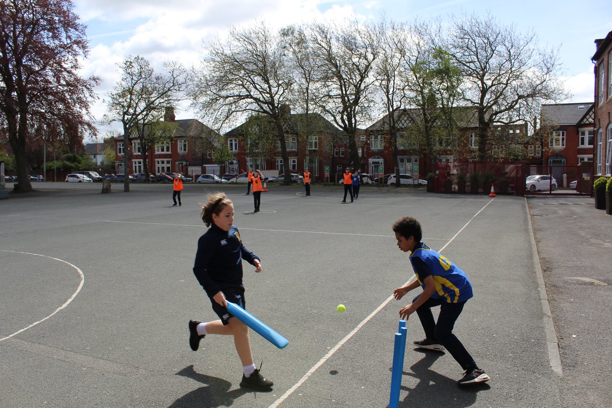 stmarys_college's tweet image. 📸 Year 8 enjoying the sunshine during their PE lesson today! 🏏

#sunshine #exerciseoutside #enjoyingthesunshine #physicaleducation