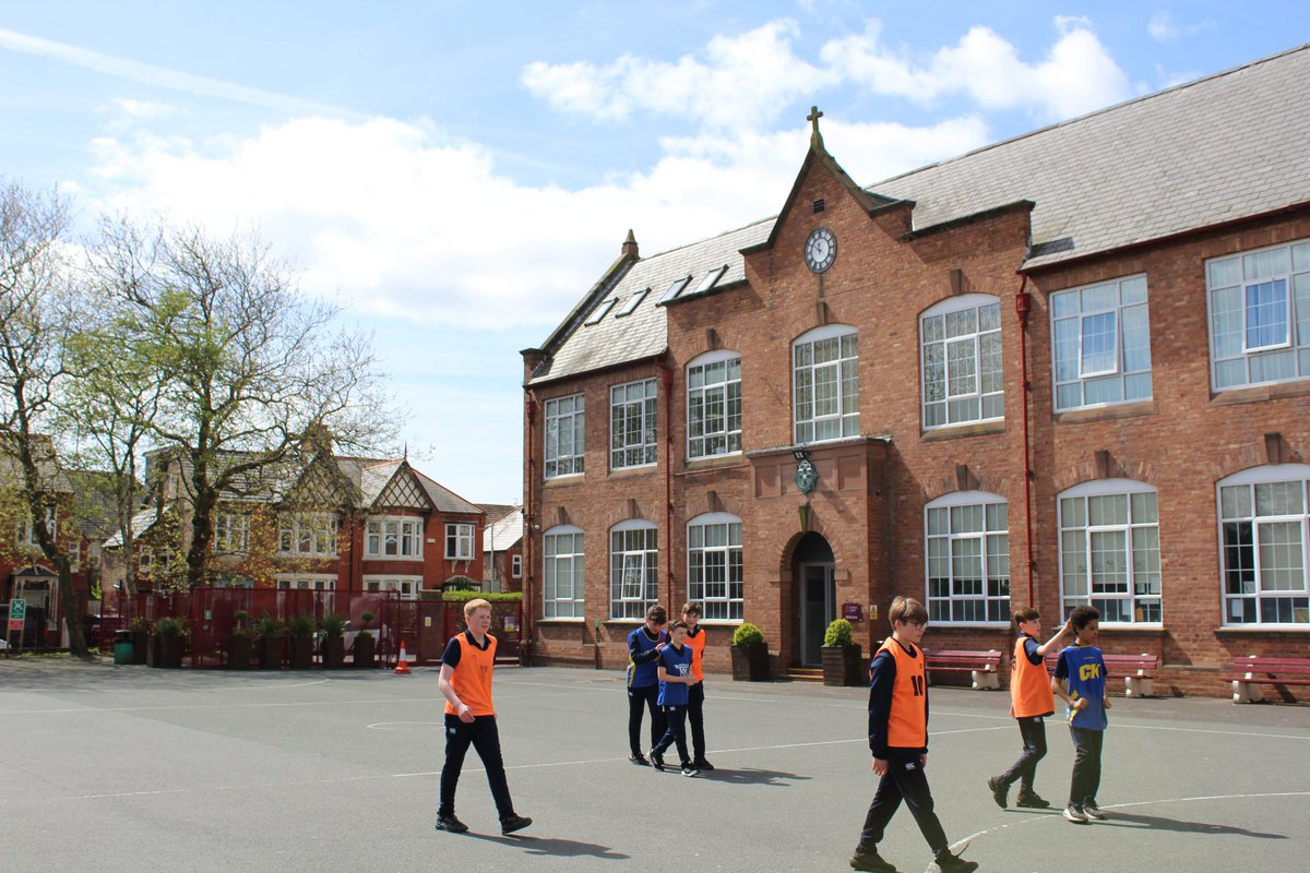 stmarys_college's tweet image. 📸 Year 8 enjoying the sunshine during their PE lesson today! 🏏

#sunshine #exerciseoutside #enjoyingthesunshine #physicaleducation