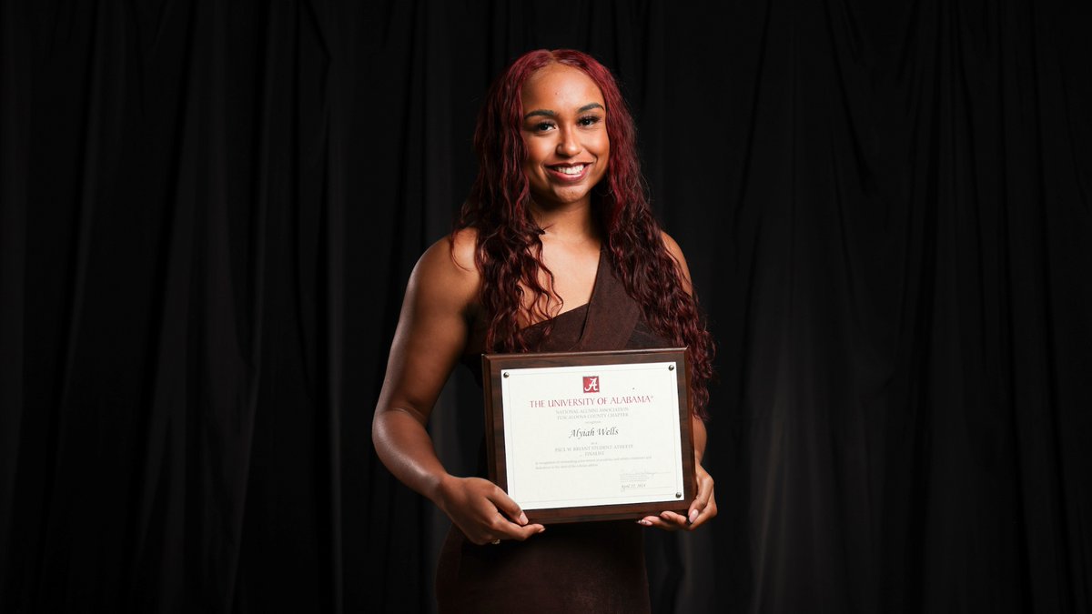 ✨The stars were out✨ at last night's Crimson Choice Awards, including our Paul W. Bryant Student-Athlete Award finalist Alyiah Wells! #BamaVB #RollTide