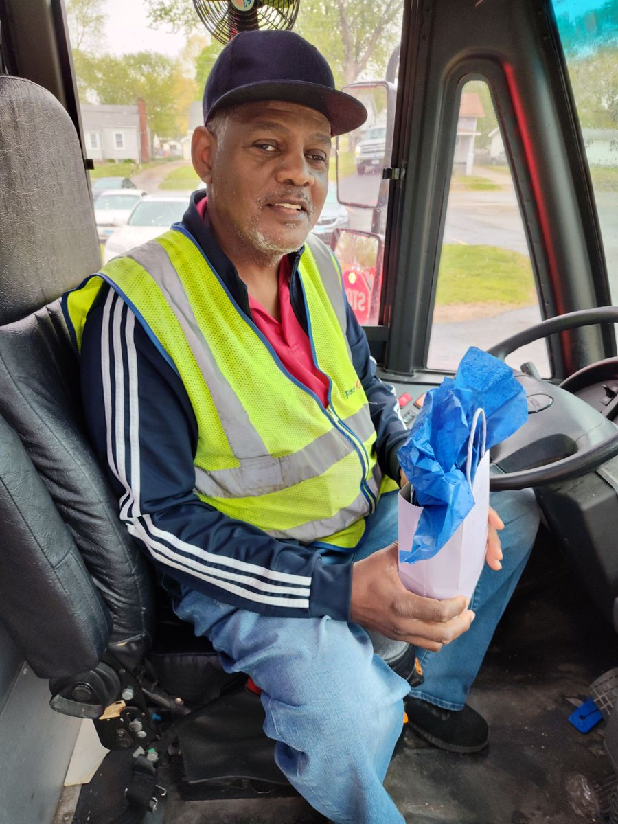 We appreciate our bus drivers with @FirstStudentInc !! Ridgely Elementary handing out treat bags to their bus drivers as they arrived today for drop-off! Happy School Bus Driver Day! #connect186