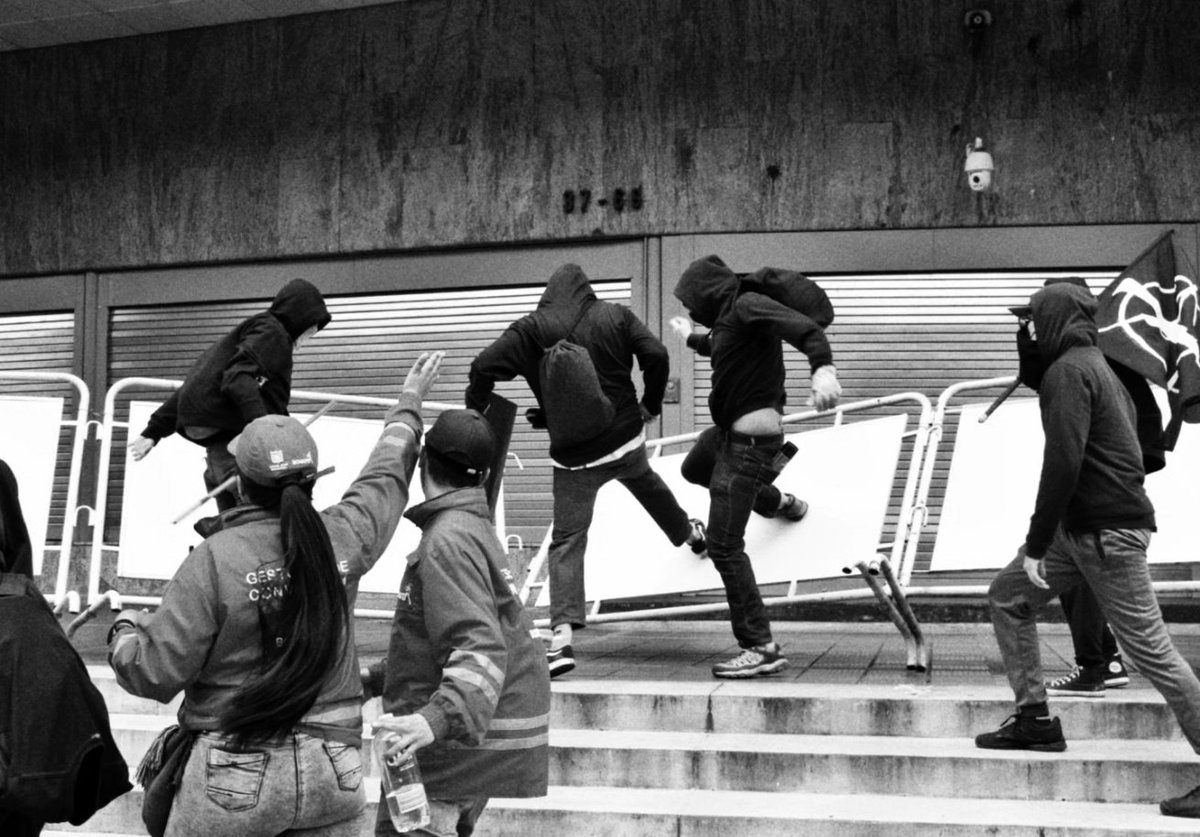ZphNorte's tweet photo. NUESTRO SENTIR NOS LLAMA A LAS CALLES!

Los gritos, la barricadas y los abrazos son trinchera y apañe en tiempos k expresamos la poca libertad que nos queda;hostigadxs, perseguidxs,afanadxs, secuestrados y encarceladxs por un sistema infernal k nos ataca día tras día. https://t.co/JPZkVl7weS