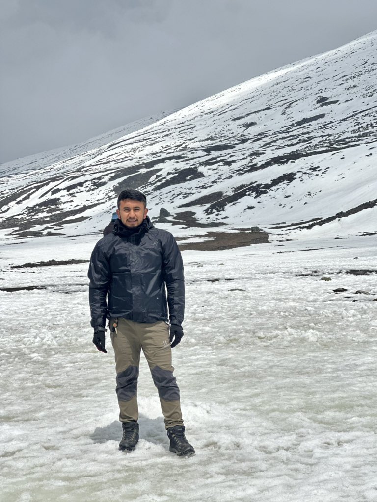 Deepenchettri9's tweet photo. Yumthang Valley and Zero point North Sikkim. @deepenchhetri https://t.co/JyCNsLPalQ
