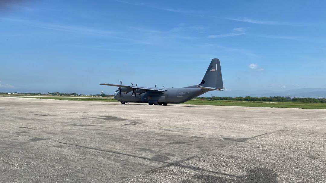 Un avion de l’armée américaine a atterri ce mardi 23 avril 2024 sur la piste de l’aéroport international Toussaint Louverture de Port-au-Prince ont confirmé pour Le Nouvelliste les autorités haïtiennes. Ce vol était attendu depuis hier lundi.