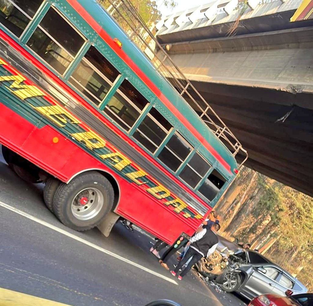 #ALERTA: Cuerpos de socorro reportan fuerte accidente de tránsito en kilómetro 21 de Ruta al Pacífico, Villa Nueva. Un bus de los transportes Esmeralda involucrado.

#StarNews
#InformaciónImprescindible