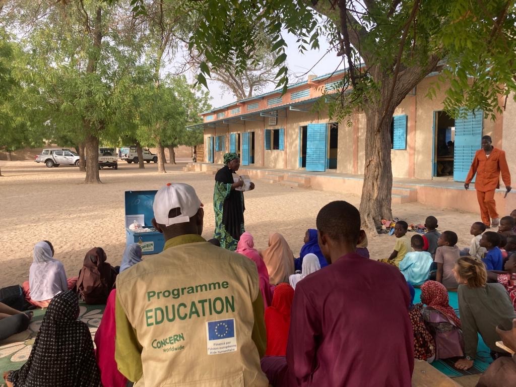 Books provide an escape from daily reality and adversity. And they help children stay interested in learning. In Niger, @Concern is running library tricycles as part of the @eu_echo funded education program. #WorldBookDay2024 📚🙋📚🙋‍♂️