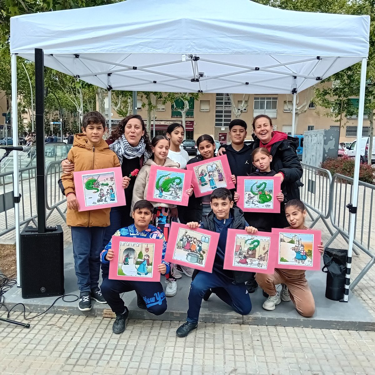 IEdelPrat's tweet photo. Avui dia de Sant Jordi hem fet barri participant en un taller de xapes organitzat per l'alumnat de 6è i amb un contacontes  que ha fet l'alumnat de 4t de primària.  A més l'alumnat de l'ESO ha fet activitats amb els més petits de l'Institut Escola. Feliç Sant Jordi a tothom! https://t.co/UnwJOxo1IJ