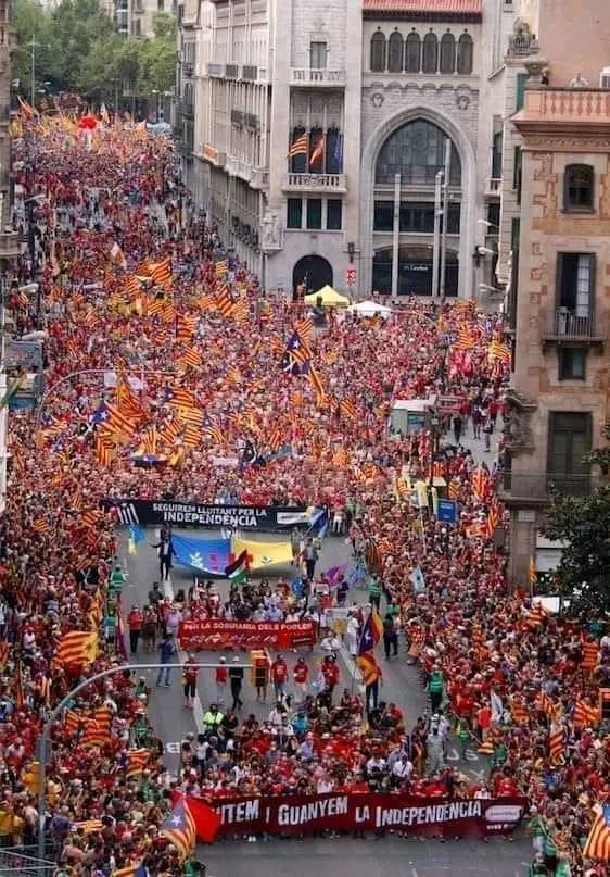 كتالونيا الإسبانية تعلن رسميا اعترافها بدولة القبايل

#دولة_يرعبها_قميص
#القبائل_دولة_مستقلة
#جمهورية_القبائل
#الجزائر_اضحوكة_العالم