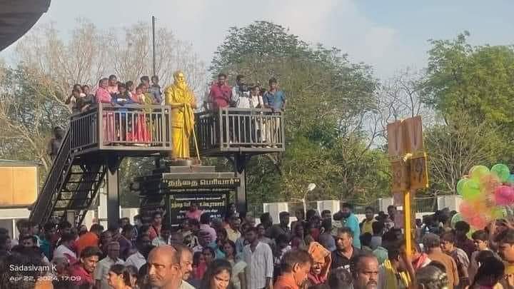 கடவுள் இல்லை கடவுள் இல்லவே இல்லை கடவுளை கற்பித்தவன் முட்டாள் கடவுளை பரப்பியவன் அயோக்கியன் கடவுளை வணங்குகிறவன் காட்டுமிராண்டி என்று சொன்னவன் மேலயே ஏறி கள்ளழகரை தரிசித்த மக்கள்..! 

பெரியாராவது மயிராவது..... #சித்திரை_திருவிழா