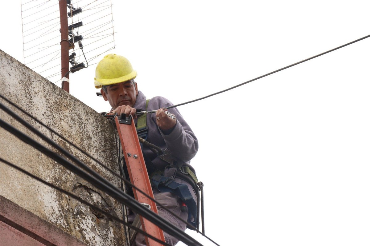MuniSanMiguelOK's tweet photo. ¡Avanzamos con el soterramiento de cables en el centro del distrito! En la zona comprendida entre la estación San Miguel y la escuela Japón
Además de embellecer la vía pública, con esta obra también evitamos posibles cortes y fallas ocasionadas por lluvias y vientos https://t.co/0t3jmF5GDA