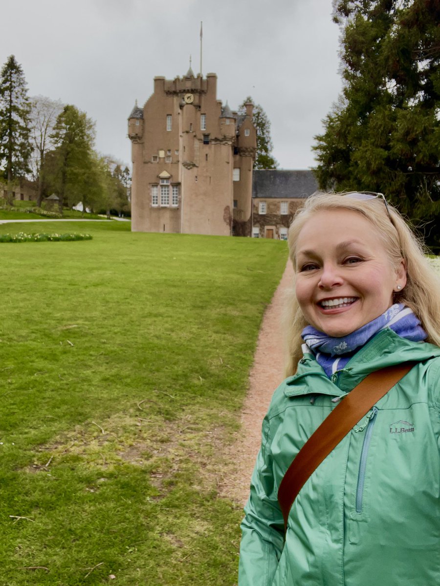 Curious Crathes Castle, one of the 260+ castles in dreamy #Aberdeenshire.

Why so many #castles in one place? Maybe the Disney princesses have their conventions here. 😉

#Scotlandiscalling #beautifulABDN #travel #Scotland