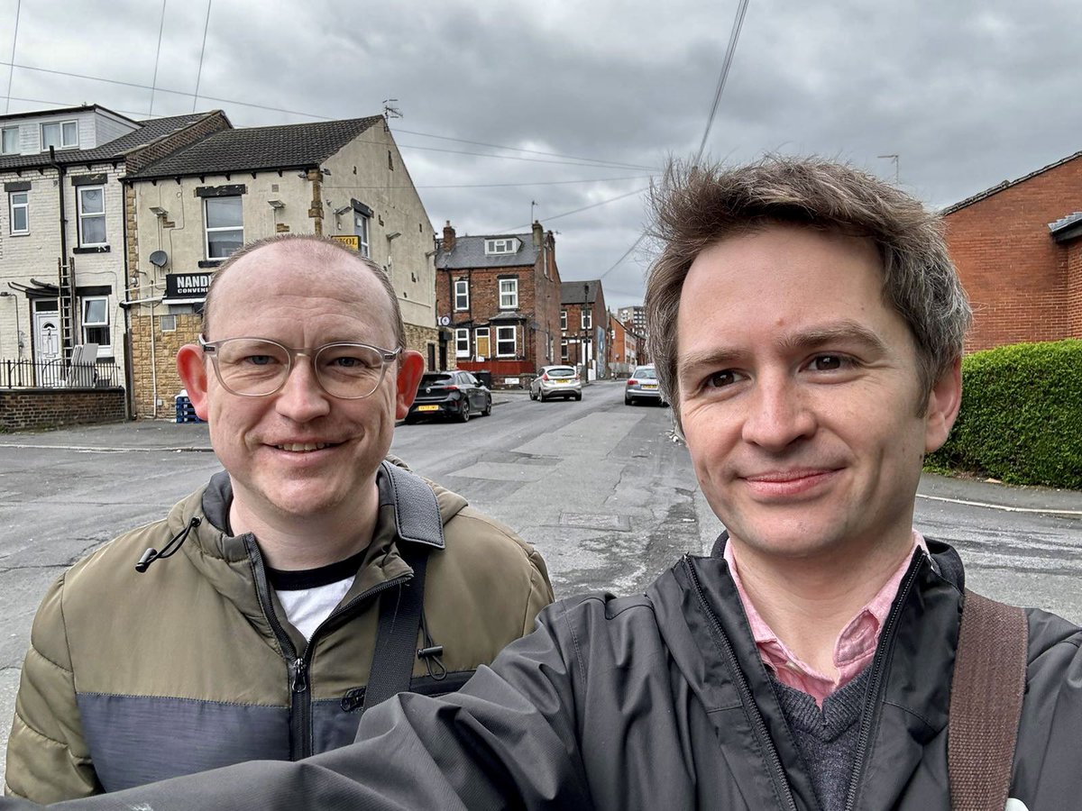 Out with former @FWLabourParty councillor, Matt Gibson, this morning delivering our latest leaflet. Just 9 days to go until Leeds South West and Morley residents can #VoteLabour and send a message to the Conservatives that we’re ready for change 🌹