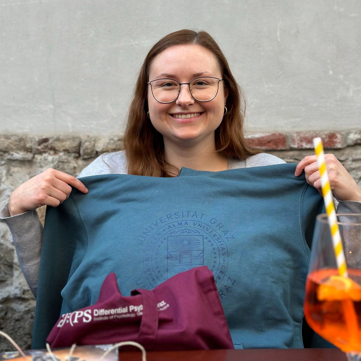 Sandra Grinschgl, Dr. rer. nat. (@grinschglsandra) on Twitter photo Today was my last day <a href="/UniGraz/">Uni Graz/University of Graz</a> before moving on to <a href="/unibern/">Universität Bern</a> . In4 years, I not only had great research collaborations, fun at teaching, but also made good friends, such as @sci_gab! Big thanks to Aljoscha Neubauer's and @BenedekMathias labs for providing such a great environment! Today was my last day <a href="/UniGraz/">Uni Graz/University of Graz</a> before moving on to <a href="/unibern/">Universität Bern</a> . In4 years, I not only had great research collaborations, fun at teaching, but also made good friends, such as @sci_gab! Big thanks to Aljoscha Neubauer's and @BenedekMathias labs for providing such a great environment!