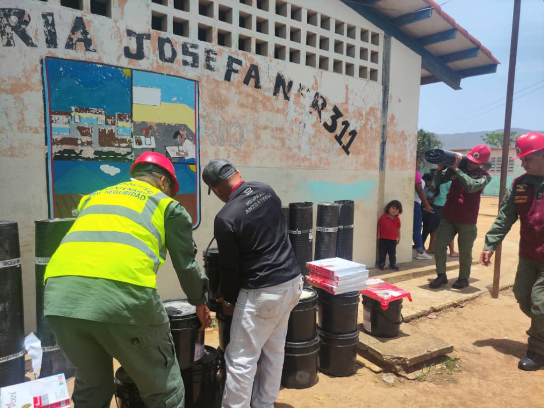 La #FANB de la ZODI 51 Anzoátegui efectuó el abordaje de la E.E María Josefa Ner.311 (municipio Naricual) y la 
U.E Juan Vicente Gonzalez (municipio Guanta) donde se realizaron trabajos de desmalezamiento, recolección de desechos,  pintura y mantenimiento general #Bricomiles