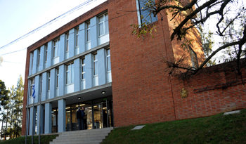 JUSTICIA ACABA DE FORMALIZAR A PROFESOR HIJO DE DIPUTADO POR COMENTARIOS RACISTAS EN POLO EDUCATIVO DE RIVERA
cronicasdeleste.com.uy/Noticias/justi…