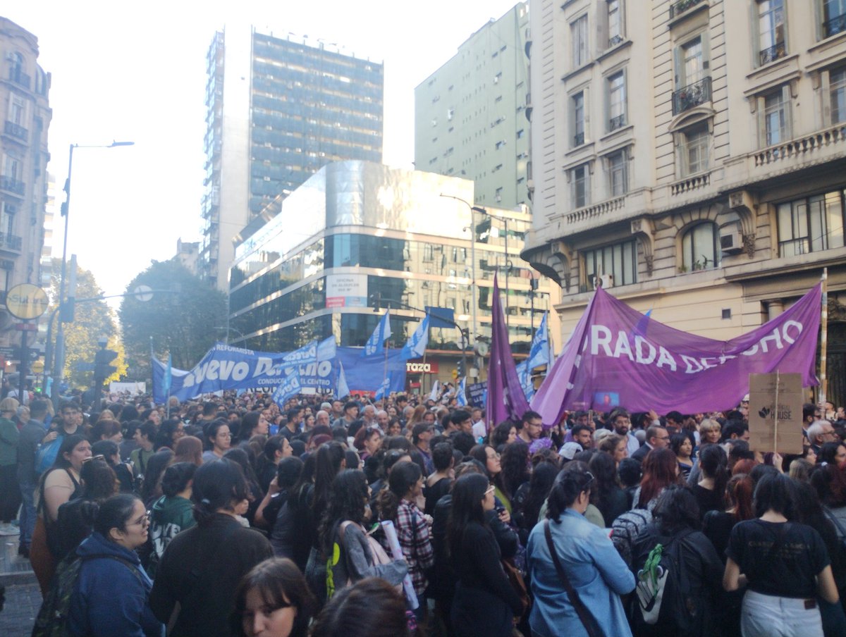 Esta multitud es en Corrientes y Callao. Aguante la educación pública. 💪🏻📚❤️🇦🇷