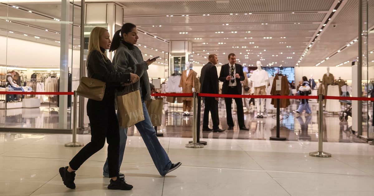 Reuters's tweet photo. Cotton certifier used by Inditex, H&amp;M finds no evidence Brazil farms breached standards https://t.co/zGY7Iv3tOM https://t.co/a1jOsX0TUq