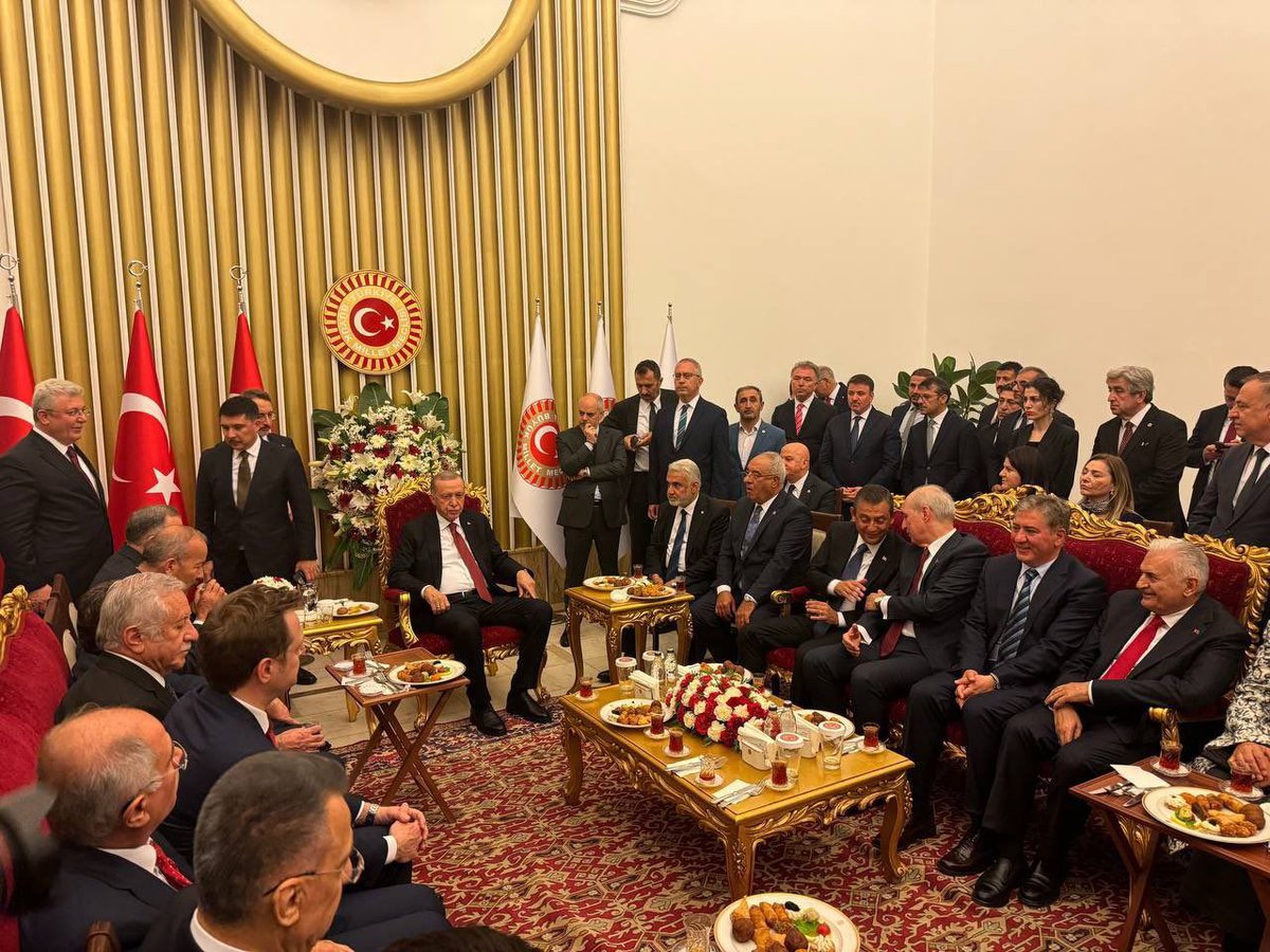#SONDAKİKA 🔶Cumhurbaşkanı Erdoğan, TBMM'deki 23 Nisan Resepsiyonu'nda parti liderleri ve milletvekilleriyle bir araya geldi.