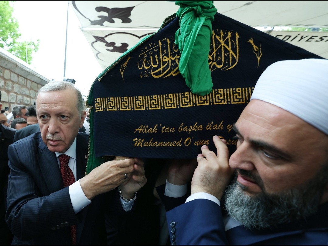 Türkiye Cumhuriyeti Cumhurbaşkanı Recep Tayyip Erdoğan bir alimi sırtında taşıyor.

'Halk onun için hayır dua ederse,o memleket payidar olur ve her gün kudret ve kuvveti artar'
Nizâm-ül mülk