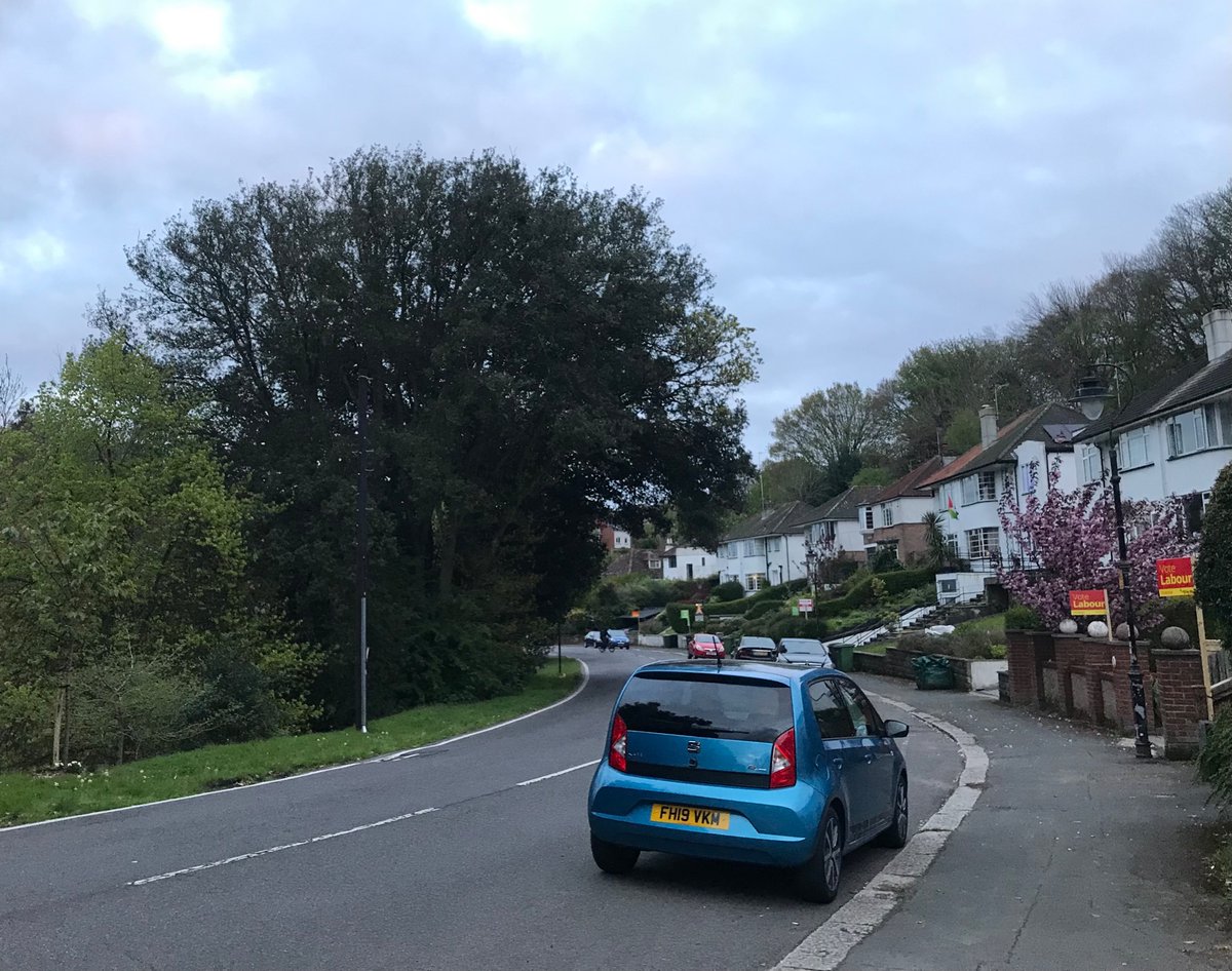 Quick pic from today. Local pillars of the community live by the park here, boasting lots of “green” Jags on the driveway and double glazing. But I rather like this Seat in the blue…

#HotHatchbacks
#ElectionSeason
#UKcitizen