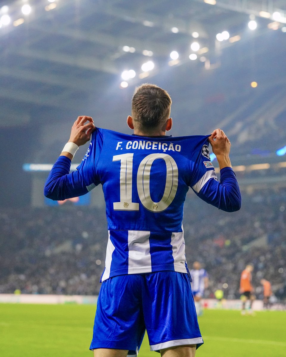 ch0rabebe's tweet photo. Gosto do Francisco Conceição como jogador mas não me venham dizer que ele tem amor ao clube. Amor tenho eu e muitos como eu.
20% de uma futura venda só para o menino? Sabendo ele a situação em que o clube está? Desculpem lá, aceito outras opiniões, mas esta é a minha. 
Não gostei https://t.co/Krq727AtKr