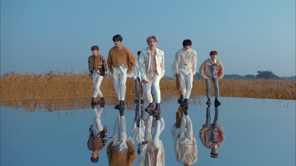 btskz_pics's tweet photo. parallel universe of #BTSKZ https://t.co/WSfKcCuDBL