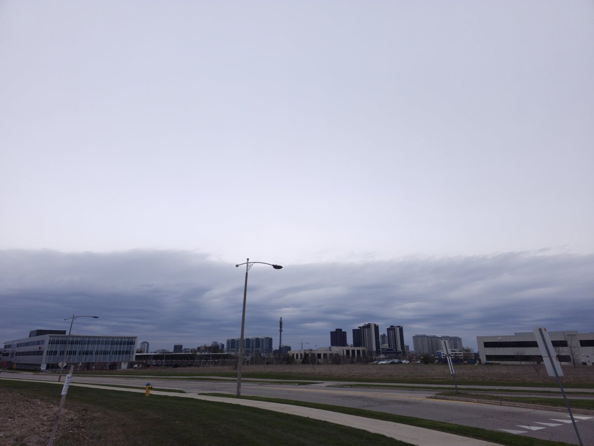 Warm air advection and asparagus clouds.  No storms...ill chase these.
#onstorm
##shareyourweather 
#onwx
313pm April 23 2024