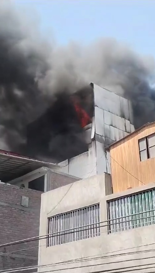 🟡⚫ #DiarioViral | 👉Con un promedio de 15 unidades, el Cuerpo General de Bomberos informó que se encuentra casi controlado el incendio de código 3 en un inmueble ubicado en el jirón Áncash, en el Cercado de Lima.