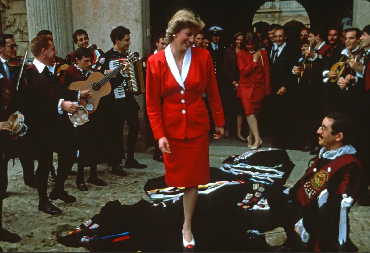 azitorex's tweet photo. Lady Di caminó por encima de capas de la tuna en Salamanca el #DiadeCastillayLeon de 1987 pero los medios nacionales no hablan nunca de nuestra tierra el #23deabril. https://t.co/zqEoIPO5qw
