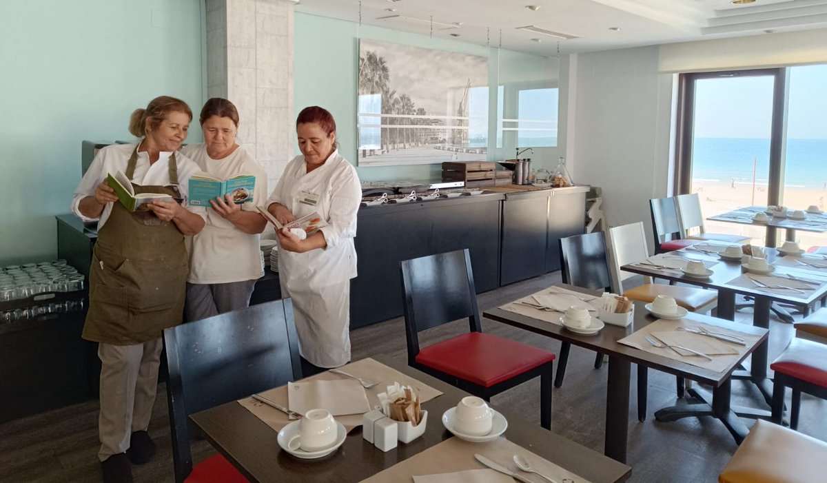 Hotel_Paseo_Mar's tweet photo. Hoy hemos compartido libros con el #Equipo para seguir viajando lejos... Feliz Día Internacional del libro!!! 📚 @MeliaCareers #WeAreMelia https://t.co/Gcr69it6V4