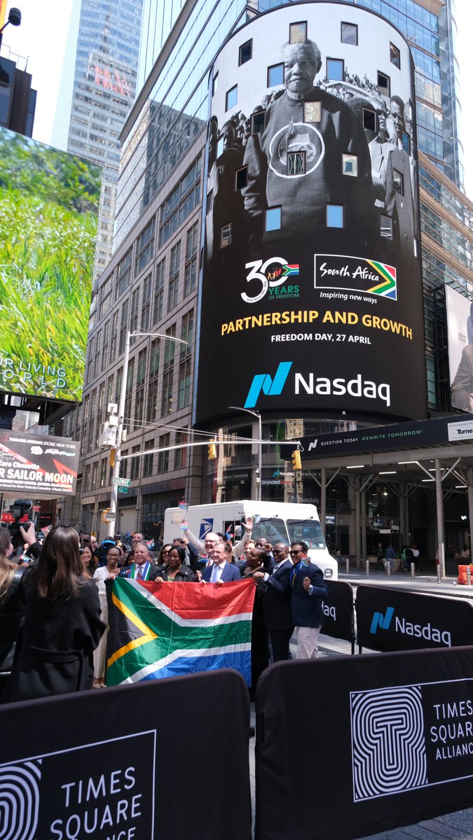 🇿🇦South African #FreedomDay images were beamed on the digital tower of the @Nasdaq Building on 43rd Street and Broadway. Tuesday, 23 April 2024. New York City. #SAinNY #30YearsOfFreedom #sabcnews 📷@sherwiebp interviews Acting Consul General Ismail Esau. youtube.com/watch?v=DYq4QJ…