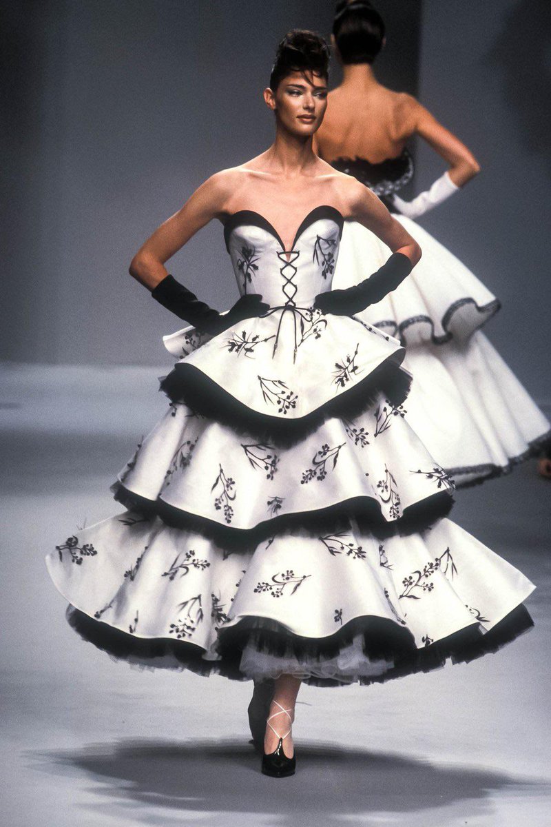 Yvesaintgirl's tweet photo. Jean-Louis Scherrer SS96 Couture https://t.co/G3FGuJIUFe
