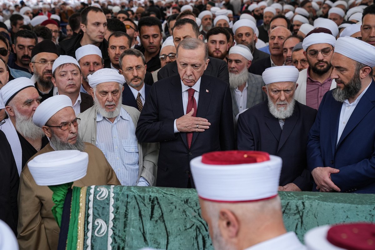 Bugünkü İsmailağa Cemaati lideri Hasan Kılıç'ın cenaze namazına bakarak bile kimin daha samimi olduğunu görebilirsiniz. Namaza Cumhurbaşkanı Recep Tayyip Erdoğan katıldı. Ya seçim dönemi olsaydı Temel Karamollaoğlu, Fatih Erbakan, Ahmet Davutoğlu hepsi sıra kavgası verir miydi?